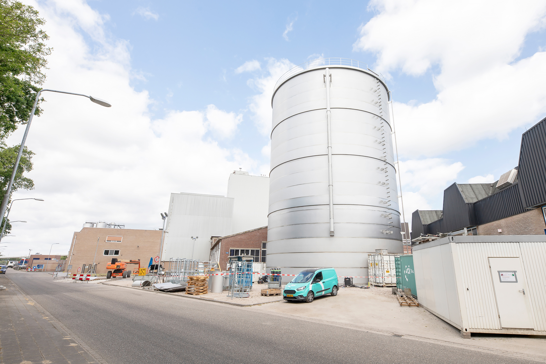 Tankbouwsite van Gpi Tanks XL met een grote rvs opslagtank